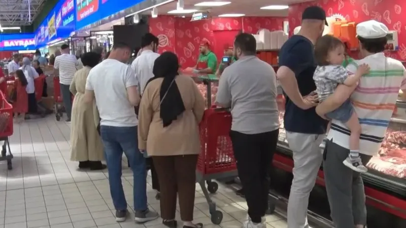 Bayram öncesi büyük indirim yapılan markete vatandaşlar akın etti –  Ankara Haber